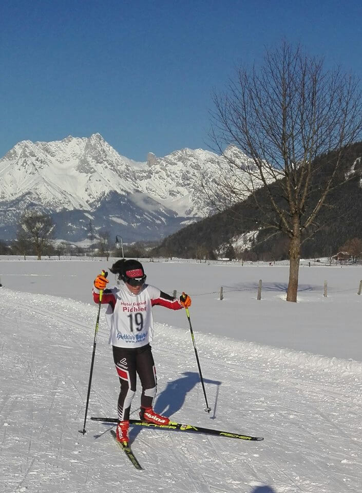 Sportler im Langlauf mit Bergen und Schnee im Hintergrund beim Kindercuprennen.