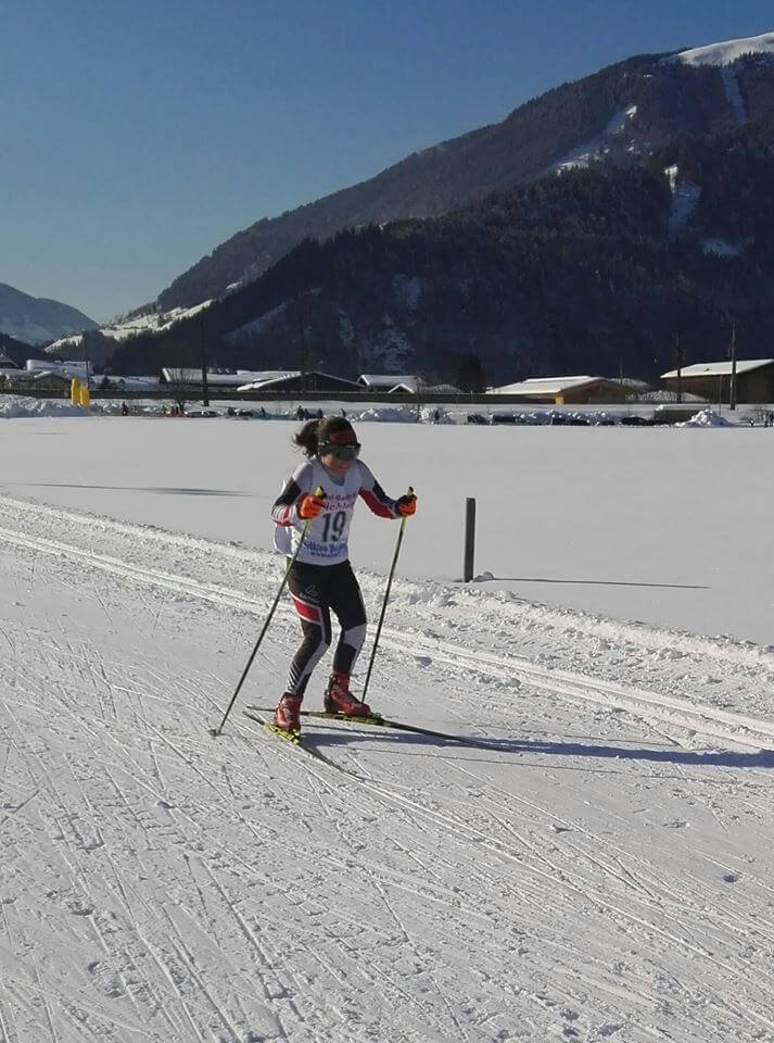 Skilangläuferin auf verschneiter Strecke beim 2. Rang des Sport Grossegger BC.