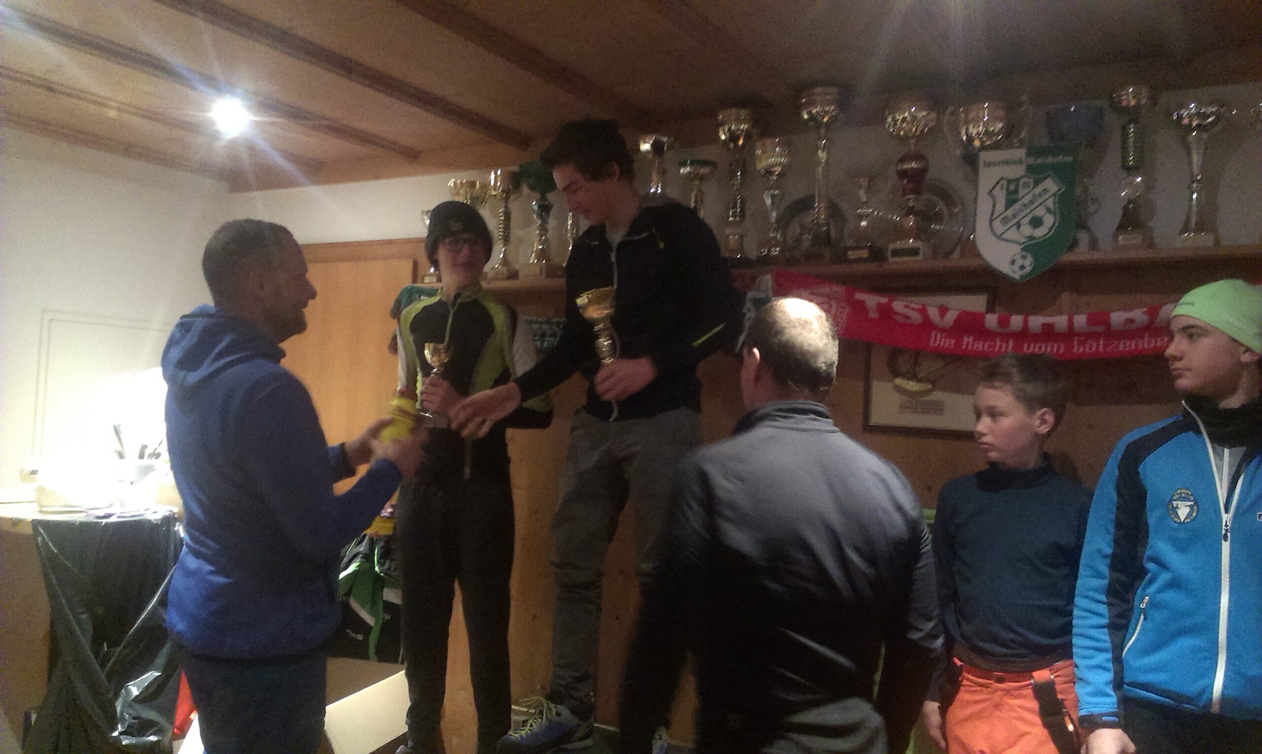 Siegerehrung beim Kindercuprennen mit Trophäenübergabe im Skiclub Bruck.