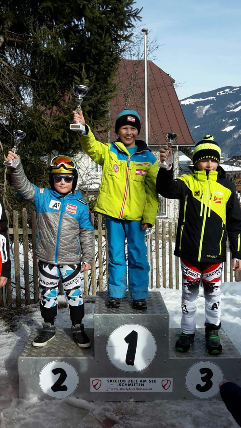 Drei Kinder auf dem Siegertreppchen beim Kindercup Mini Cross in Zell am See.
