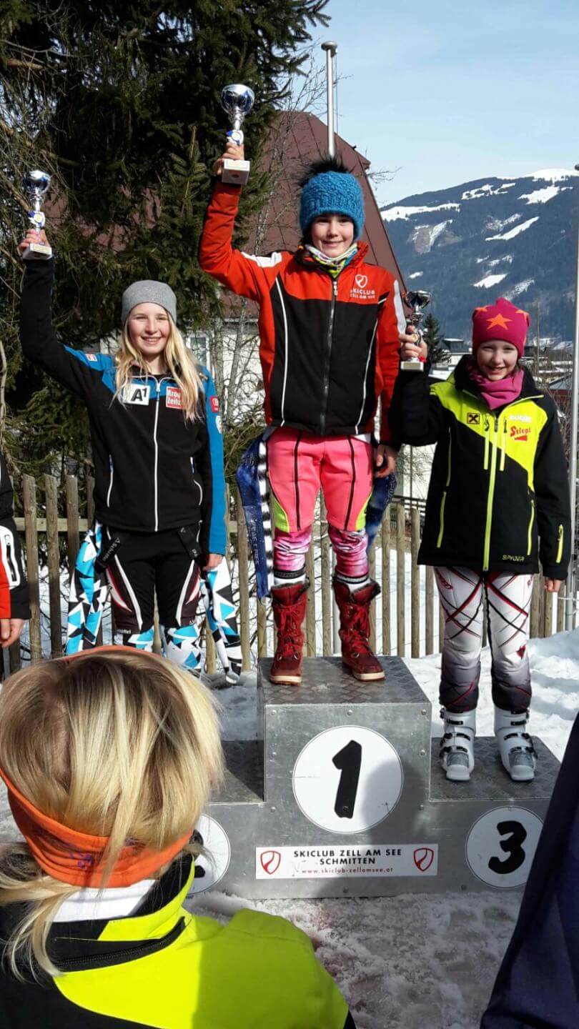 Kinderchampions mit Pokalen beim Kindercup in Zell am See, Skiclub Bruck.