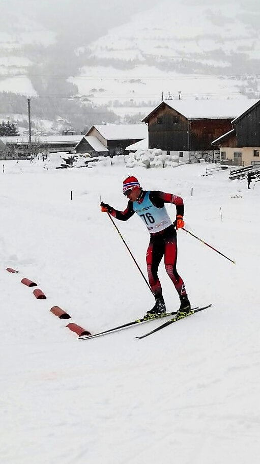 Skiläufer mit Startnummer 16 beim Kindercuprennen in Mittersill auf verschneiter Strecke.