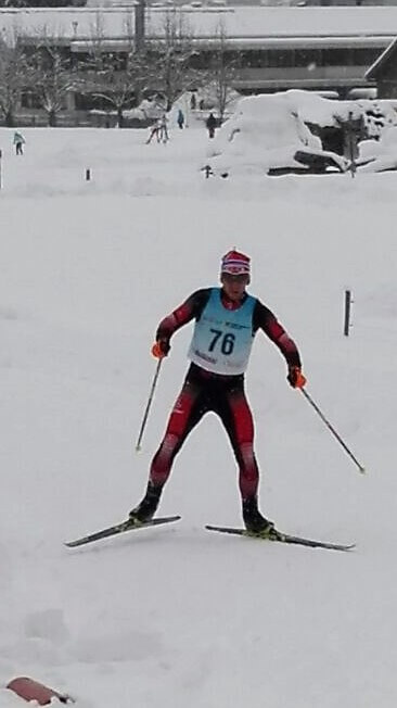 Skifahrer in Aktion beim BC Skating in Mittersill, umgeben von Schnee und Skiveranstaltungen.
