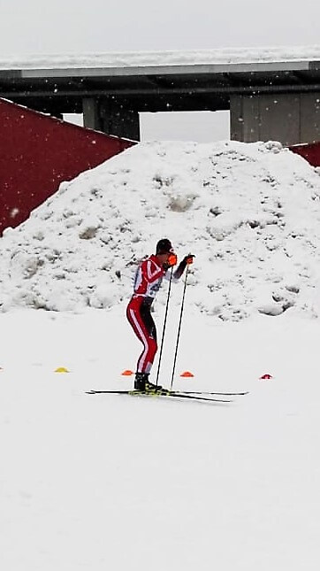 Skilangläufer in roter Rennbekleidung trainiert im Schnee am Saalfeldener Skimarathon.