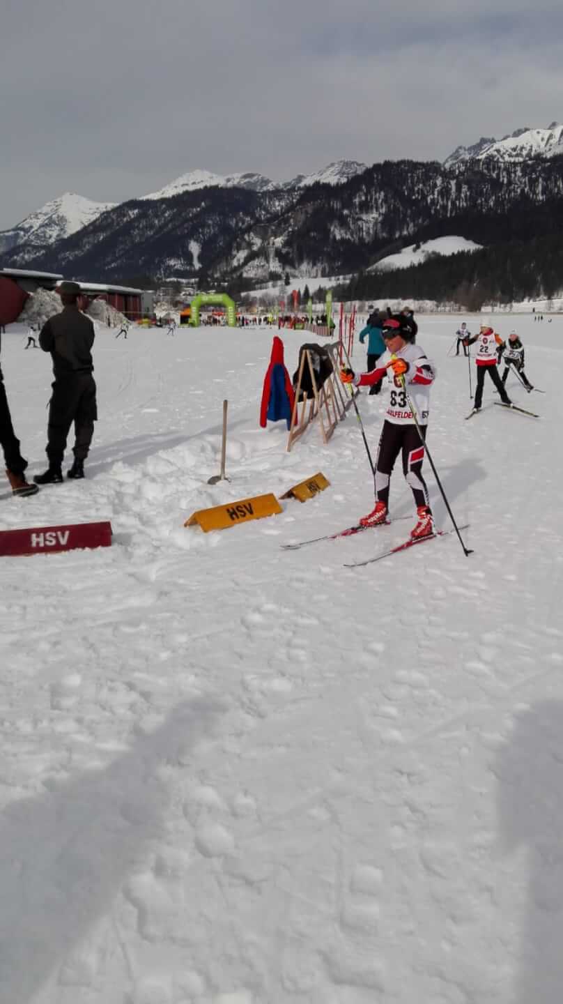 Skiwettbewerb beim Saalfeldener Skimarathon, Teilnehmer auf Schnee mit Bergen im Hintergrund.