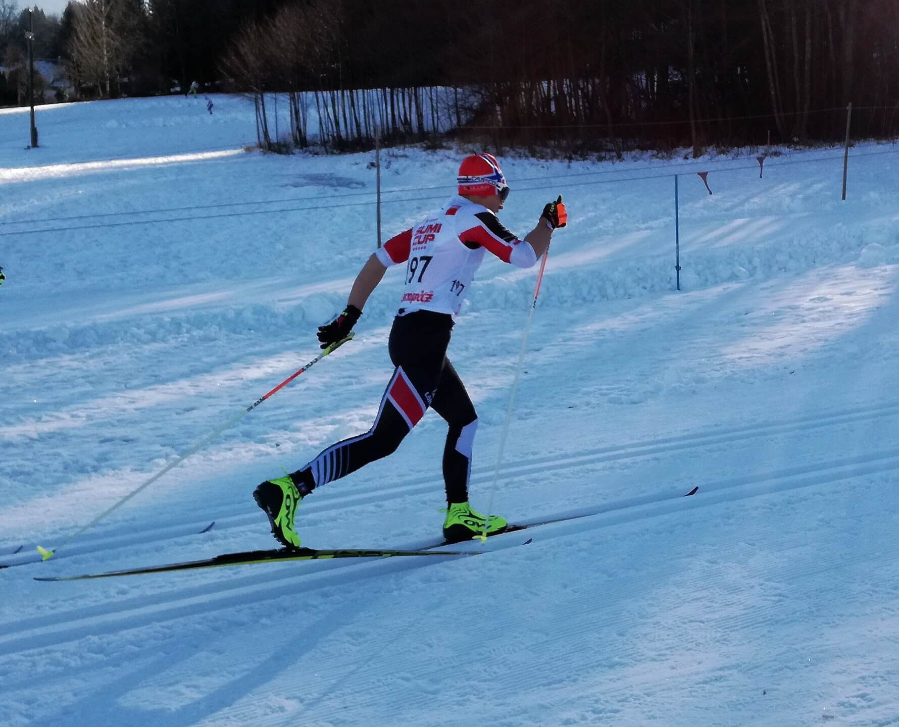 Jakob im Wettkampf beim Ski Austria CUP in klassischer Technik auf verschneiter Strecke.