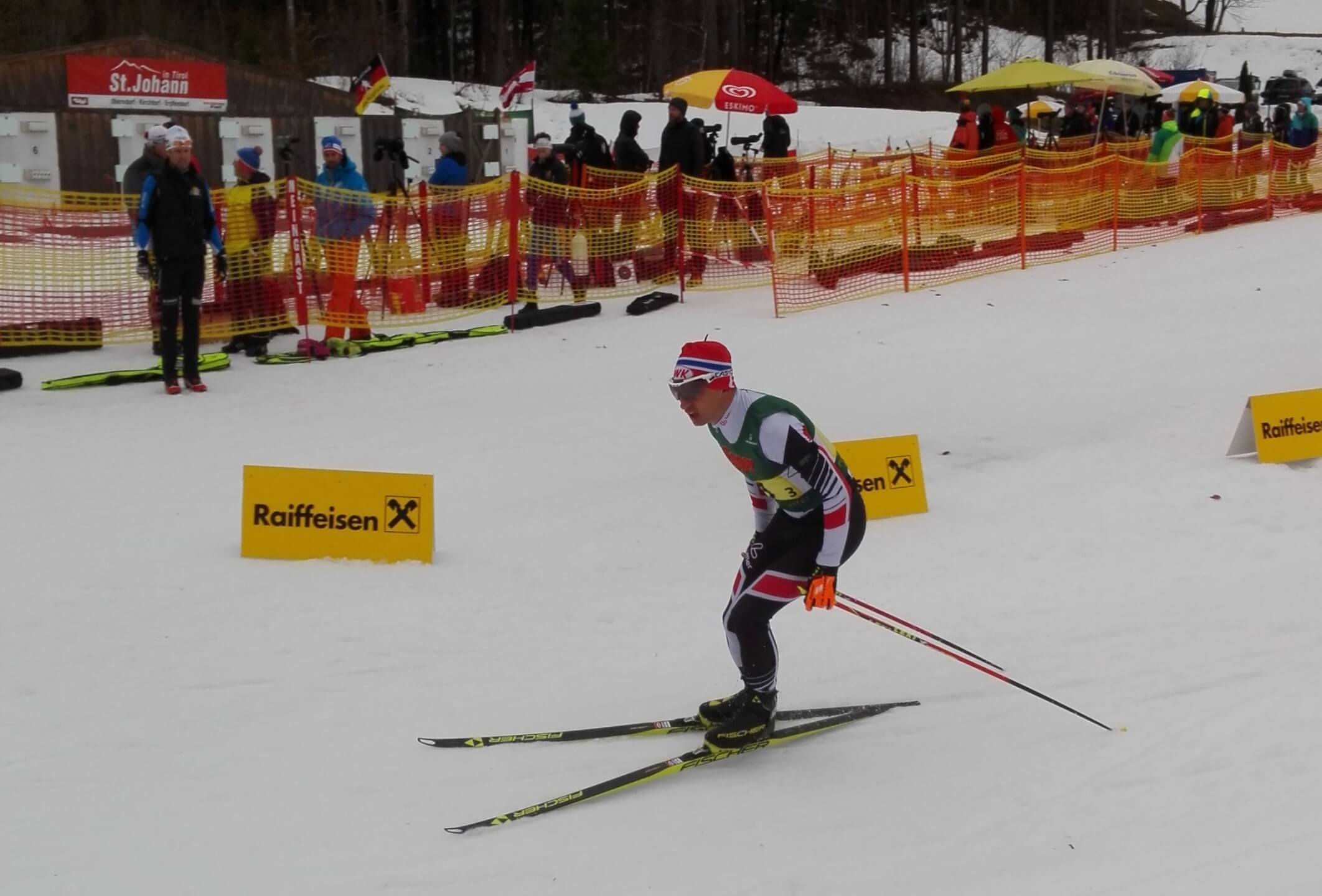 Biathlet in Aktion beim ÖM Staffelrennen in Erpfendorf auf schneebedeckter Strecke.