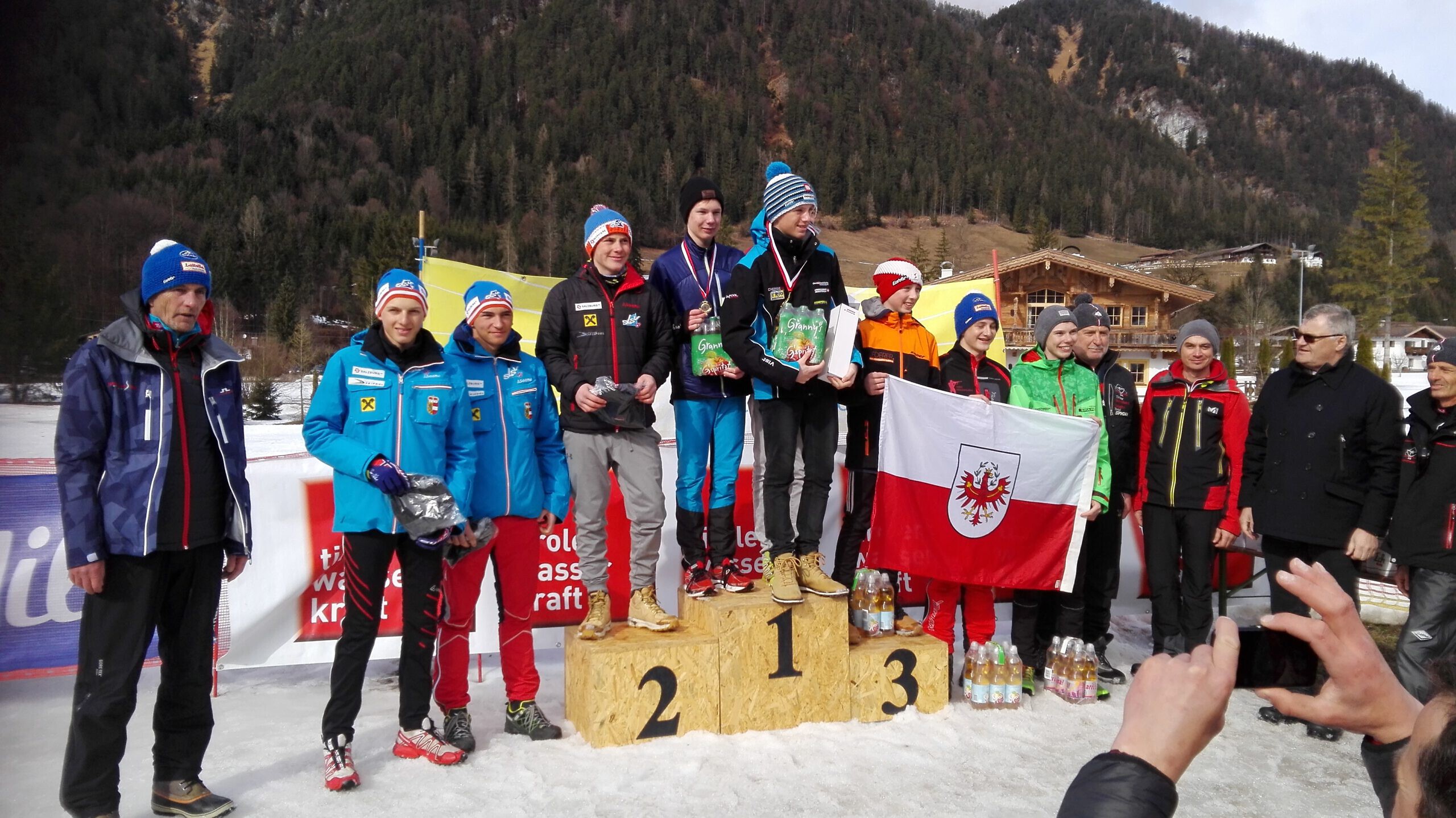 Siegerehrung der ÖM Biathlon Staffel mit Medaillen und Teilnehmern auf dem Podium.