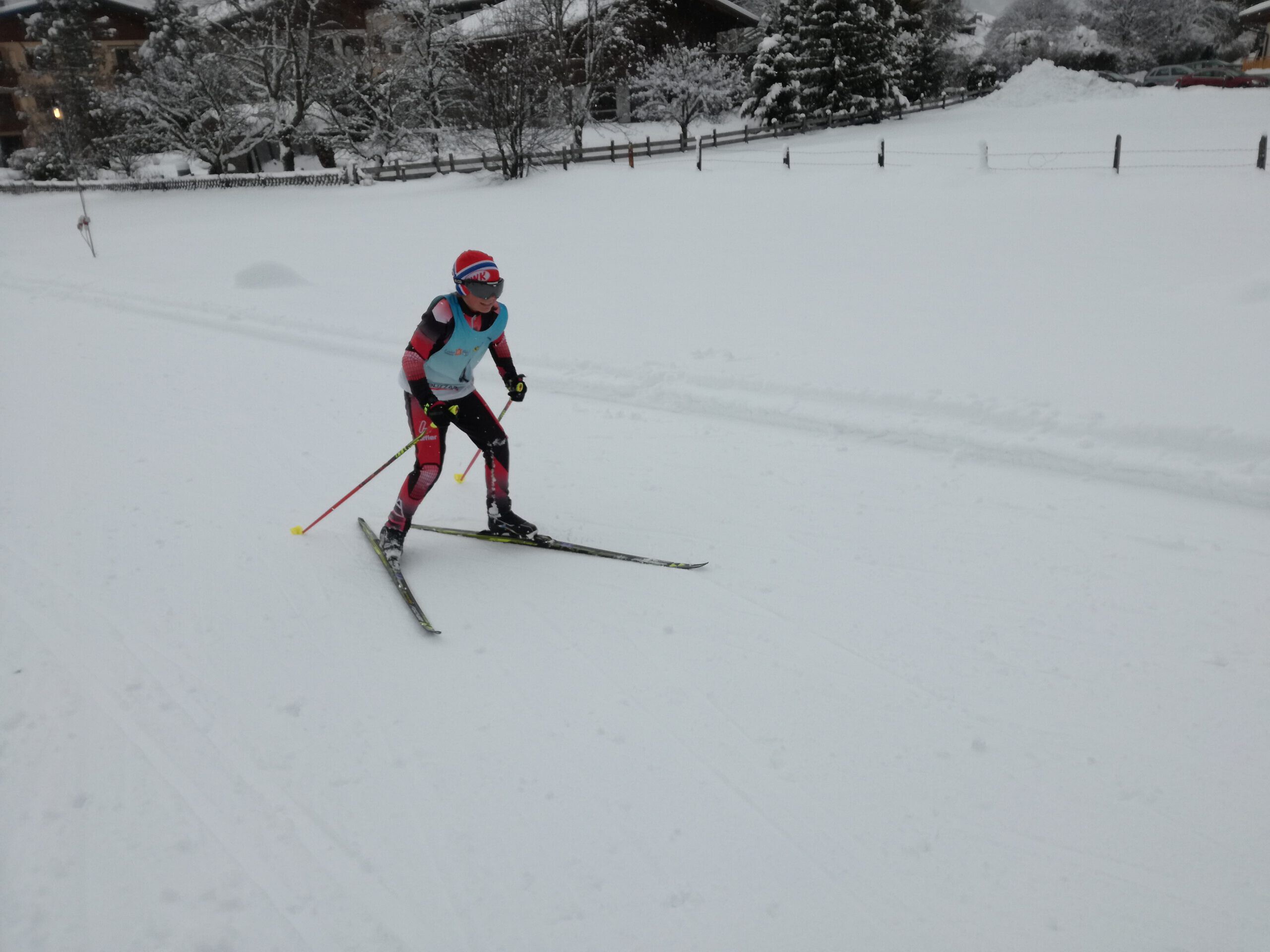 Skifahrer im Schnee beim BC Skating Rennen in Mittersill, Winter-Event des Skiclub Bruck.