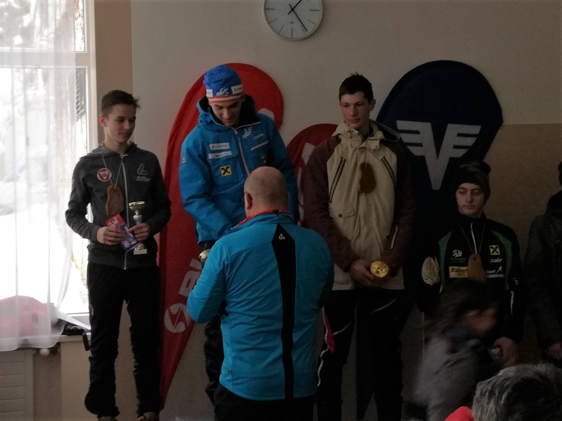 Siegerehrung beim BC Skating in Mittersill mit Medaillen und Trophäen für die Teilnehmer.