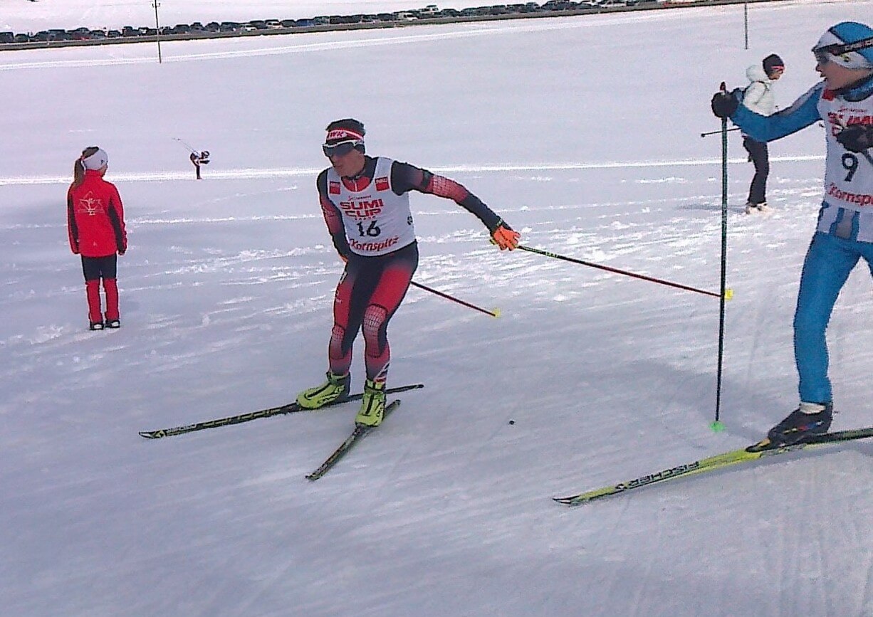 Skirennfahrer bei einem Kindercup-Rennen in Filzmoos, Schnee und Wettkampf-Atmosphäre.