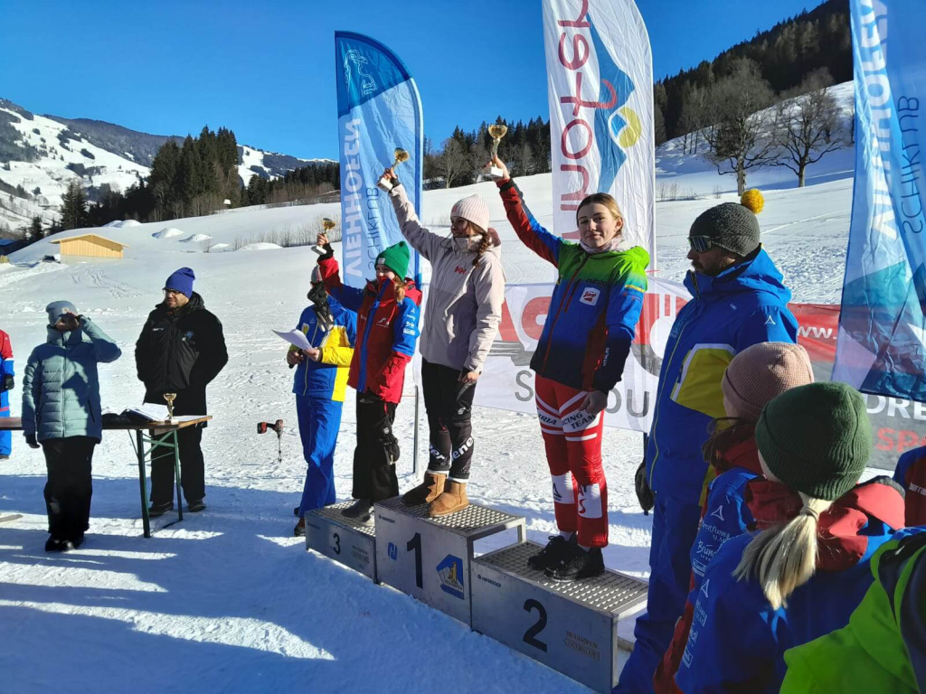 Siegerinnen stehen auf dem Podest beim KC Rennen in Hinterglemm, Jubel im Winterwetter.