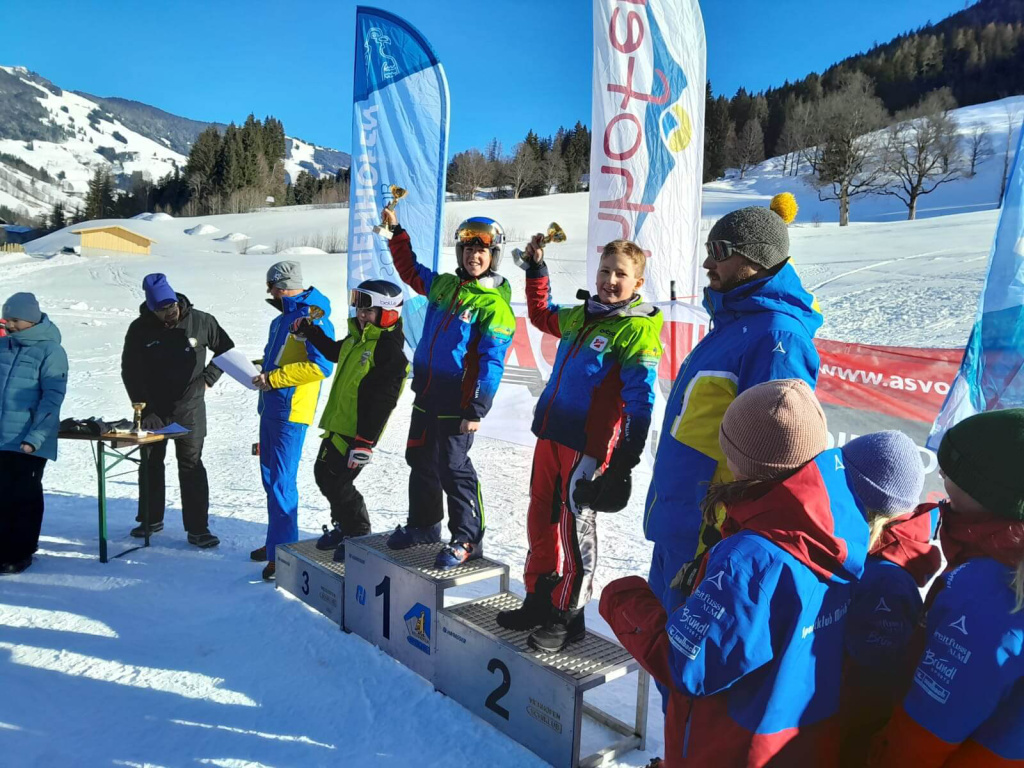 Siegerehrung beim Kindercuprennen in Hinterglemm mit jubelnden Rennkindern und Medaillen.