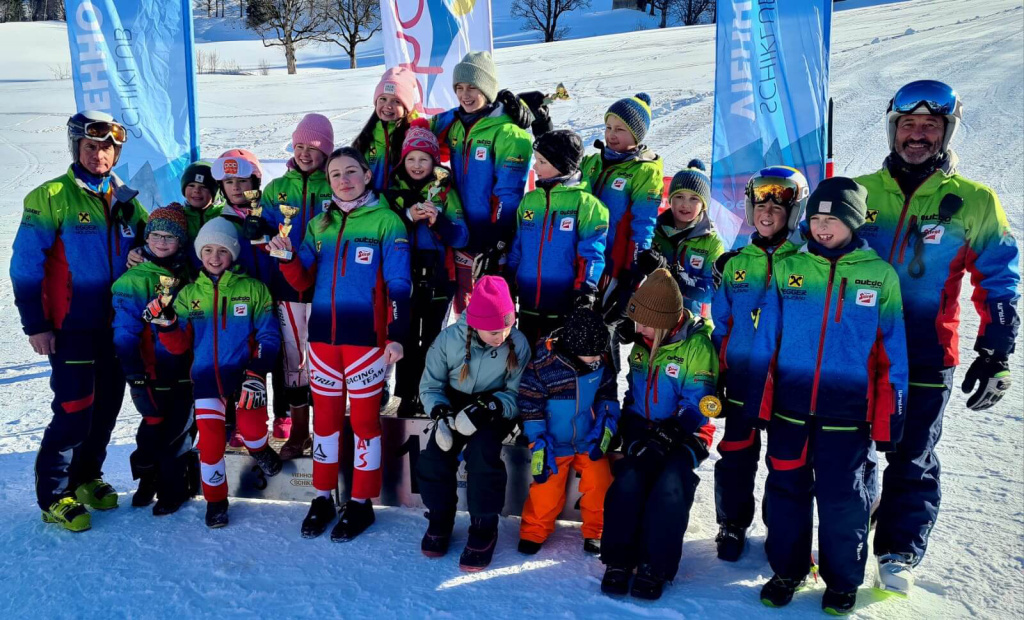 Glückliche Kinder des Skiclub Bruck feiern Erfolge beim Kindercuprennen in Hinterglemm.