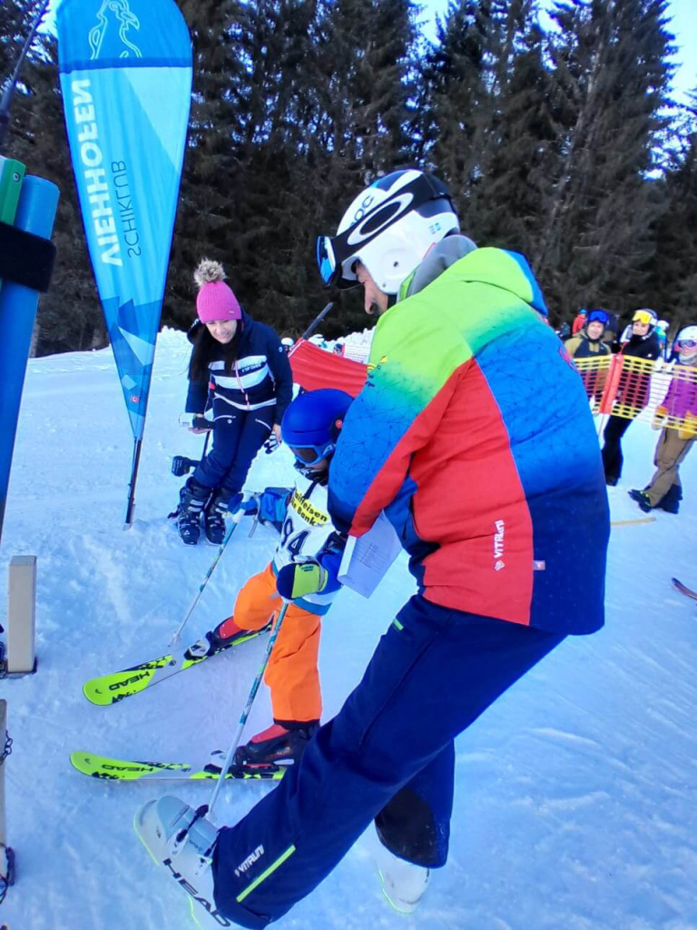 Kinder beim Skirennen, Unterstützung durch Trainer im Skiclub Bruck, winterliche Atmosphäre.